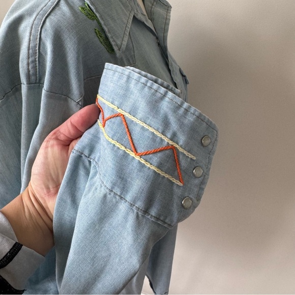 Vintage! Western Sewn Embroidered Light Blue Chambray Denim Shirt - Picture 6 of 14